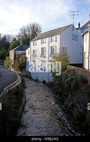 La rivière et d'eau qui traverse, Lyme Regis Dorset Banque D'Images