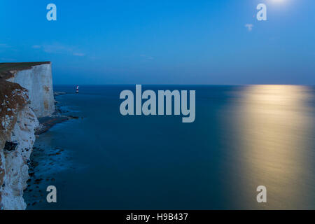 Beachy Head Lighthouse Vue de nuit depuis sept sœurs cliffs Banque D'Images