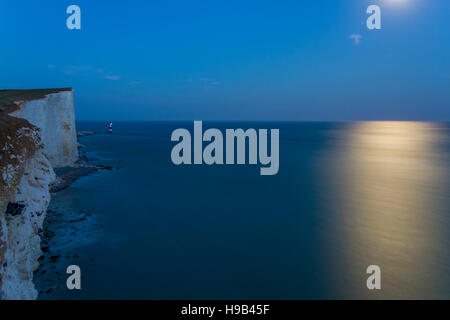 Beachy Head Lighthouse Vue de nuit depuis sept sœurs cliffs Banque D'Images