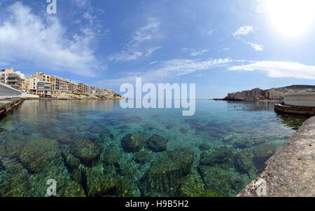 La belle et idyllique dans la baie de Marsalforn Gozo (Malte) Banque D'Images