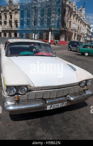 Cuba La Havane - un millésime 1959 Chrysler Windsor garé en face de la capitale de La Havane sur le Paseo del Prado Banque D'Images