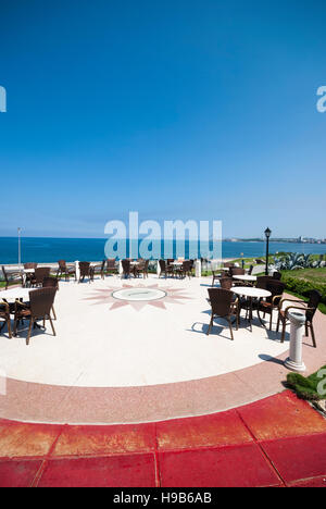 La terrasse de l'Hôtel Nacional de Cuba historique donnant sur le détroit de Floride et Malecon à Vedado La Havane Cuba. Banque D'Images