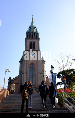 Les touristes en face de cathédrale Myeongdong, Séoul, Corée du Sud Banque D'Images