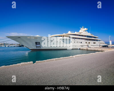 Mega yacht appartenant à la très riche amarrés dans le port d'Antibes, France Banque D'Images