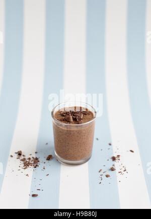 La semence chia chocolat au lait dans un verre. Banque D'Images