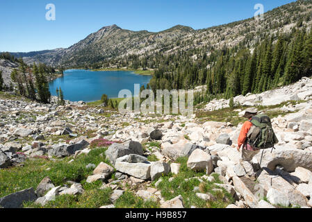 Backpacker marche sur une pente d'éboulis dans l'Oregon est Montagnes Wallowa. Banque D'Images