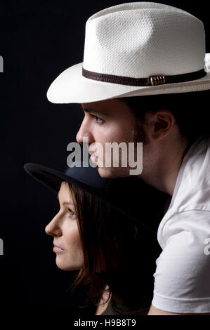 L'homme et la femme portant des chapeaux, 25 + Banque D'Images