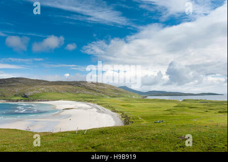 Isthme, étroite bande de terre avec dunes herbeuses, plage de sable blanc de la baie de l'Ouest, l'océan Atlantique, l'île de Vatersay, Outer Hebrides Banque D'Images