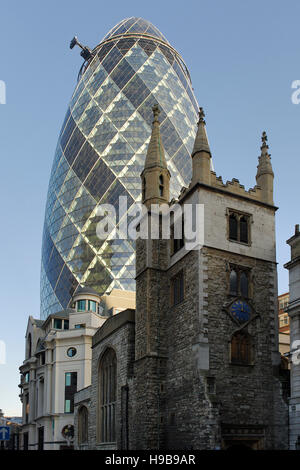 30 St Mary Axe, le Gherkin ou le bâtiment de Swiss Re et de l'architecture ancienne à Londres, Angleterre, Grande-Bretagne, Europe Banque D'Images