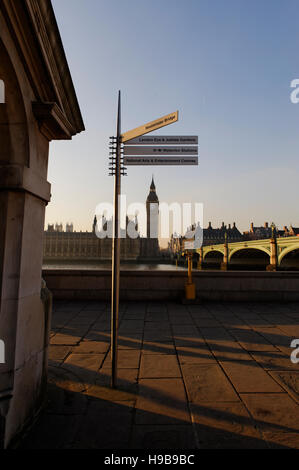 À l'échelle de la Tamise vers les chambres du Parlement à Londres, Angleterre, Grande-Bretagne, Europe Banque D'Images