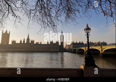 À la recherche sur la tamise vers les chambres du Parlement à Londres, Angleterre, Grande-Bretagne, Europe Banque D'Images