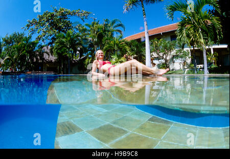 Femme à la piscine de l'hôtel, Tauchterminal, à Tulamben, Bali, Indonésie Banque D'Images