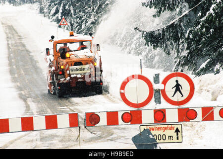 Service d'hiver le déneigement, la fermeture des routes en raison de risques d'avalanche, Spitzingseestraße, Spitzing, Haute-Bavière, Bavière Banque D'Images