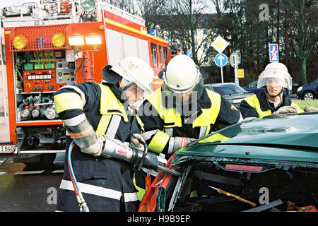 Pompiers de accident de la circulation à l'aide de mâchoires de vie pour sauver conducteur de voiture piégée, Munich, Haute-Bavière, Bavière, Allemagne Banque D'Images