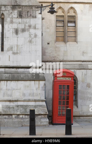 Téléphone rouge fort à l'extérieur de la justice royale de Londres tribunaux Banque D'Images