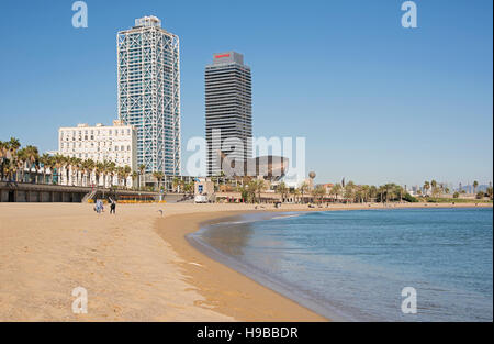 Torre Mapfre bâtiment à côté de Frank Gehry's Golden Fish Sculpture le long de la plage de Barcelone Banque D'Images