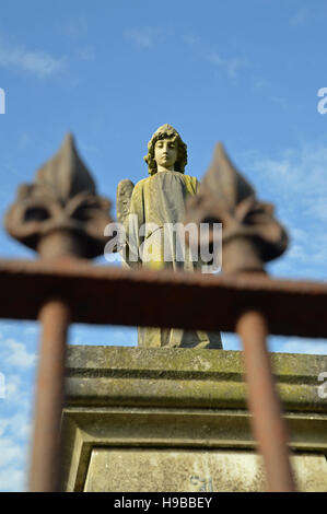 Angel tombe dans le cimetière commémoratif de St David's Church, Llanwrtyd Wells, Powys, Wales Banque D'Images
