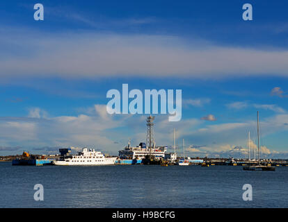 Vue sur Southampton Water de Hythe, Hampshire, Angleterre Royaume-uni Banque D'Images