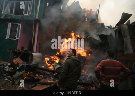 Srinagar, Cachemire indien21. Novembre.observer les gens du Cachemire au cours de l'incendie, un incendie a ravagé une dizaine de maisons dans le quartier résidentiel de Buchwara Dalgate. Offres d'incendie ont été prompts à éteindre les flammes. Le feu a démarré à partir de l'une des maisons et de se propager à d'autres. Une bouteille de gaz blast est dit d'avoir causé le violent incendie Crédit : Sofi Suhail/Alamy Live News Banque D'Images