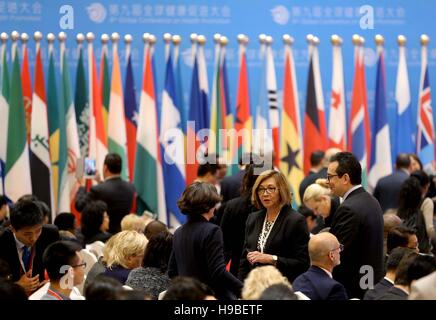 Shanghai, Chine. 21 Nov, 2016. Les participants sont accueillis à la 9e Conférence mondiale sur la promotion de la Santé à Shanghai, la Chine orientale, le 21 novembre 2016. Avec le thème "Promotion de la santé dans les objectifs de développement durable', les conférences ont commencé à Shanghai le lundi. © Liu Ying/Xinhua/Alamy Live News Banque D'Images