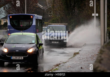 Swansea, Royaume-Uni. Lundi 21 Novembre 2016 Un van les périphériques à des routes inondées par promenade Mumbles Swansea, Pays de Galles, Royaume-Uni. Lundi 21 novembre 2016 Re : Les avertissements ont été émis et la pluie sera sévère affectant la plupart des régions du pays de Galles, Royaume-Uni Banque D'Images