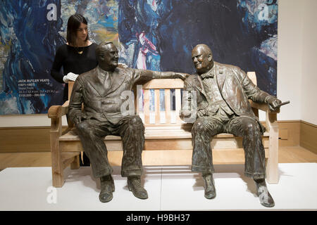 Franklyn D. Roosevelt et Winston Churchill Statues assis sur un banc à Bonhams à Londres Crédit : Keith Larby/Alamy Live News Banque D'Images