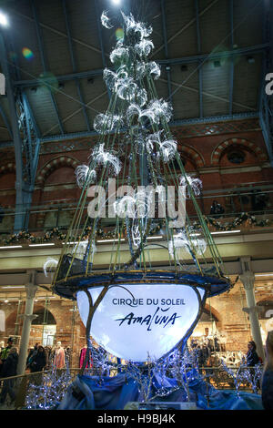 St Pancras International. London, UK 21 Nov 2016 - BBC Radio 1 et de l'intervenant soutient Oxfam Sarah Cox passe les lumières et à le Cirque du Soleil dévoile Amaluna 'arbre de Noël à St Pancras International. Fans et les banlieusards expériences la performance par la distribution du Cirque du Soleil. L'étonnant, 12 mètres de haut de l'arbre comprend Amaluna célèbre de la cuvette d'eau en son centre, avec billet underwater projections de la Cast et d'actes de l'exposition. Credit : Dinendra Haria/Alamy Live News Banque D'Images