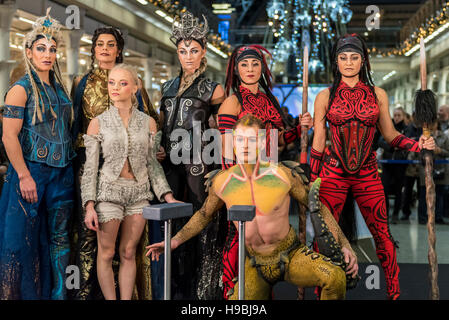 Londres, Royaume-Uni. 21 novembre 2016. La troupe du Cirque du Soleil lors de la présentation de cette année, l'arbre de Noël à St Pancras International devant des foules entières. Crédit : Stephen Chung / Alamy Live News Banque D'Images