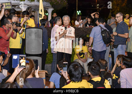 Kuala Lumpur, Malaisie. 21 Nov, 2016. L'ancien Premier Ministre malaisien Mahathir Mohamad (C) parle aux participants à l'indépendance squre à Kuala Lumpur le 21 novembre 2016. À propos de centaines de personnes se rassemblent pour veillée aux chandelles en raison de libérer Maria Chin Abdullah de détention. Bersih(propre) président Maria Chin Abdallah est l'objet d'une enquête en vertu de la Loi sur les infractions en matière de sécurité (mesures spéciales) Acte © Chris Jung/ZUMA/Alamy Fil Live News Banque D'Images