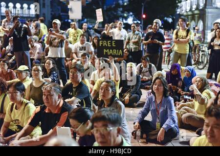 Kuala Lumpur, Malaisie. 21 Nov, 2016. À propos de centaines de personnes se rassemblent pour veillée aux chandelles à l'indépendance squre à Kuala Lumpur, Malaisie, le 21 novembre 2016, due à la libération d'Abdullah Chin Maria détention. Bersih(propre) président Maria Chin Abdallah est l'objet d'une enquête en vertu de la Loi sur les infractions en matière de sécurité (mesures spéciales) Acte © Chris Jung/ZUMA/Alamy Fil Live News Banque D'Images