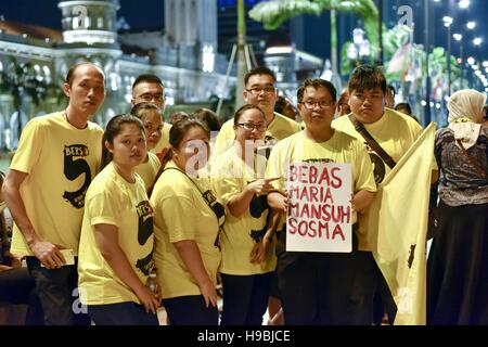 Kuala Lumpur, Malaisie. 21 Nov, 2016. À propos de centaines de personnes se rassemblent pour veillée aux chandelles à l'indépendance squre à Kuala Lumpur, Malaisie, le 21 novembre 2016, due à la libération d'Abdullah Chin Maria détention. Bersih(propre) président Maria Chin Abdallah est l'objet d'une enquête en vertu de la Loi sur les infractions en matière de sécurité (mesures spéciales) Acte © Chris Jung/ZUMA/Alamy Fil Live News Banque D'Images