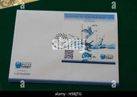 (161121) -- Budapest, novembre 21, 2016 (Xinhua) -- La première journée commémorative de planche de timbres miniature marquant le Sommet de Budapest est vu à Budapest, capitale de la Hongrie, le 21 novembre 2016. Le Président hongrois Janos Ader a parrainé la question de l'timbre commémoratif le lundi, à l'occasion du Sommet de Budapest dont il est chef de l'usager, qui doit débuter dans une semaine. L'estampillage, publiée en tant que bloc commémorative d'une valeur faciale de 400 forints (1,37 dollars américains) a été conçu par l'artiste Anita Laczko et le portrait d'un oiseau unique façonné à partir de gouttelettes d'eau s'élevant au-dessus de l'eau d'un Banque D'Images