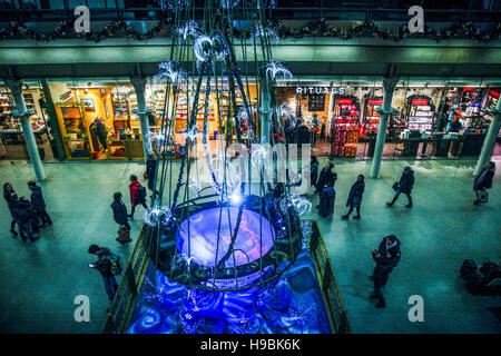 St Pancras International. London, UK 21 Nov 2016 - BBC Radio 1 présentateur Sarah Cox le Cirque du Soleil dévoile Amaluna 'arbre de Noël à St Pancras International. L'étonnant, 12 mètres de haut de l'arbre comprend Amaluna célèbre de la cuvette d'eau en son centre, avec billet underwater projections de la Cast et d'actes de l'exposition. À l'honneur dans le grand hall at St Pancras à partir du 21 novembre jusqu'au 3 janvier 2017, l'arbre sera également amener le Cirque du Soleil à la vie spectaculaire pour les visiteurs et les usagers grâce à un programme d'activités exclusif. Credit : Dinendra Haria/Alamy Live News Banque D'Images