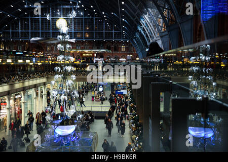 St Pancras International. London, UK 21 Nov 2016 - BBC Radio 1 présentateur Sarah Cox le Cirque du Soleil dévoile Amaluna 'arbre de Noël à St Pancras International. L'étonnant, 12 mètres de haut de l'arbre comprend Amaluna célèbre de la cuvette d'eau en son centre, avec billet underwater projections de la Cast et d'actes de l'exposition. À l'honneur dans le grand hall at St Pancras à partir du 21 novembre jusqu'au 3 janvier 2017, l'arbre sera également amener le Cirque du Soleil à la vie spectaculaire pour les visiteurs et les usagers grâce à un programme d'activités exclusif. Credit : Dinendra Haria/Alamy Live News Banque D'Images