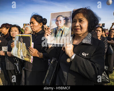 Bangkok, Bangkok, Thaïlande. 22 Nov, 2016. Les gens détiennent des photos du roi de Thaïlande au cours d'une cérémonie en l'honneur de Sa Majesté à Sanam Luang mardi. Des centaines de milliers de Thaïlandais se sont réunis à travers la Thaïlande mardi à jurer allégeance à Bhumibol Adulyadej, Roi de Thaïlande, en une cérémonie appelée Ruam Phalang Haeng Kwam Phakdi (la Force unie d'allégeance). À Sanam Luang, la Place Royale, et l'emplacement de la plupart des cérémonies de deuil pour le feu roi, les gens s'arrêta pour honorer sa Majesté en chantant l'hymne national thaïlandais et de l'hymne royal. (Crédit Image : © Banque D'Images