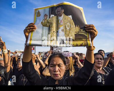Bangkok, Bangkok, Thaïlande. 22 Nov, 2016. Les gens détiennent des photos du roi de Thaïlande au cours d'une cérémonie en l'honneur de Sa Majesté à Sanam Luang mardi. Des centaines de milliers de Thaïlandais se sont réunis à travers la Thaïlande mardi à jurer allégeance à Bhumibol Adulyadej, Roi de Thaïlande, en une cérémonie appelée Ruam Phalang Haeng Kwam Phakdi (la Force unie d'allégeance). À Sanam Luang, la Place Royale, et l'emplacement de la plupart des cérémonies de deuil pour le feu roi, les gens s'arrêta pour honorer sa Majesté en chantant l'hymne national thaïlandais et de l'hymne royal. (Crédit Image : © Banque D'Images