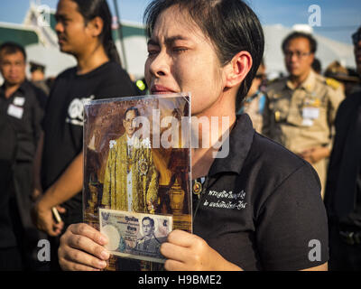 Bangkok, Bangkok, Thaïlande. 22 Nov, 2016. Une femme pleure en chantant l'hymne royal en l'honneur de Bhumibol Adulyadej, Roi de Thaïlande, à Sanam Luang mardi. Des centaines de milliers de Thaïlandais se sont réunis à travers la Thaïlande mardi à prêter allégeance au roi au cours d'une cérémonie appelée Ruam Phalang Haeng Kwam Phakdi (la Force unie d'allégeance). À Sanam Luang, la Place Royale, et l'emplacement de la plupart des cérémonies de deuil pour le feu roi, les gens s'arrêta pour honorer sa Majesté en chantant l'hymne national thaïlandais et de l'hymne royal. (Crédit Image : © Jack Kurtz via ZUMA W Banque D'Images