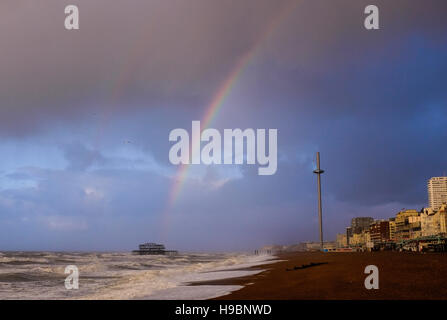 Brighton, Sussex, UK. 22 novembre 2016.Un arc-en-ciel sur le front de mer de Brighton West Pier et tôt ce matin, comme la fin de l'Angus tempête souffle lui-même tout au long de la Grande-Bretagne photographie prise par Simon Dack Crédit : Simon Dack/Alamy Live News Banque D'Images