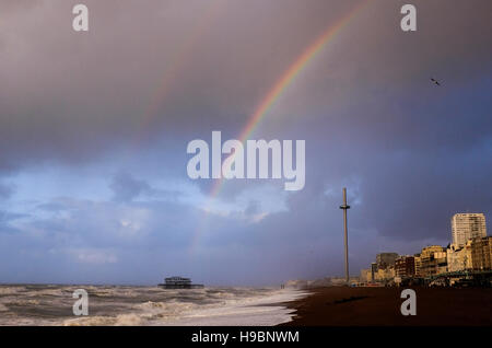 Brighton, Sussex, UK. 22 novembre 2016.Un arc-en-ciel sur le front de mer de Brighton West Pier et tôt ce matin, comme la fin de l'Angus tempête souffle lui-même tout au long de la Grande-Bretagne photographie prise par Simon Dack Crédit : Simon Dack/Alamy Live News Banque D'Images