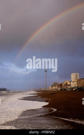 Brighton, Sussex, UK. 22 novembre 2016.Un arc-en-ciel sur le front de mer de Brighton West Pier et tôt ce matin, comme la fin de l'Angus tempête souffle lui-même tout au long de la Grande-Bretagne photographie prise par Simon Dack Crédit : Simon Dack/Alamy Live News Banque D'Images