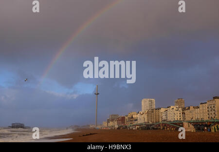 Brighton, Sussex, UK. 22 novembre 2016.Un arc-en-ciel sur le front de mer de Brighton West Pier et tôt ce matin, comme la fin de l'Angus tempête souffle lui-même tout au long de la Grande-Bretagne photographie prise par Simon Dack Crédit : Simon Dack/Alamy Live News Banque D'Images