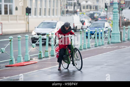 Brighton, Sussex, UK. 22 Nov, 2016. Une femme lutte pour rester sur son vélo dans le vent et la pluie sur Brighton sesafront comme la fin de l'Angus tempête souffle lui-même tout au long de la Grande-Bretagne Crédit : Simon Dack/Alamy Live News Banque D'Images