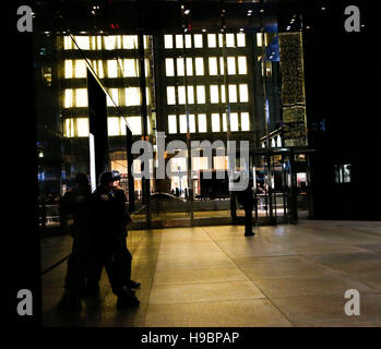 New York, USA. 22 Nov, 2016. La cour de la Trump Tower, alors que le président élu des Etats-Unis, Donald Trump est de tenir des réunions sur les étages supérieurs de l'édifice, le 21 novembre 2016, à New York, New York. Credit : MediaPunch Inc/Alamy Live News Banque D'Images