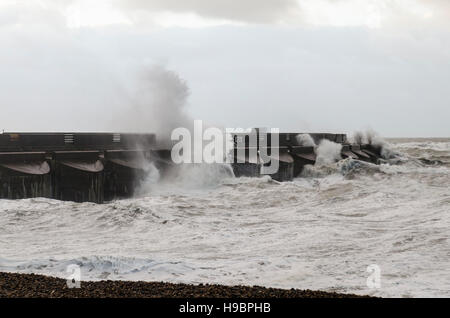 Brighton, Angleterre, Royaume-Uni. 22 Nov, 2016. Brighton, East Sussex. 22 novembre 2016. Météo britannique. Des vents violents, une mer difficile et de fortes averses sont battues au sud de la Grande-Bretagne à Brighton coût suite orage Angus. Au sud de vent côtières étaient prévues tout au long de la journée, et autour de 40 avertissements d'inondations sont en place dans tout le pays. Credit : Francesca Moore/Alamy Live News Banque D'Images