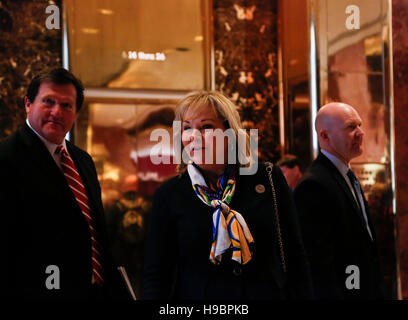 Marie gouverneur républicain de l'Oklahoma (Fallin) parle aux journalistes après sa rencontre avec le président élu des Etats-Unis, Donald Trump, le 21 novembre 2016, à la Trump Tower à New York, USA. Photo : Aude Guerrucci/consolidé/dpa Banque D'Images