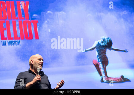 Hambourg, Allemagne. 22 Nov, 2016. Jon Finn, producteur du muscial Billy Elliot, s'exprimant au cours d'une conférence de presse à l'Mehr ! Théâtre à Hambourg, Allemagne, 22 novembre 2016. La comédie musicale Billy Elliot, après le film du même nom de directeur britannique Stephen Daldry, est venue à l'Allemagne pour la première fois à l'été 2017. La version anglaise orignial Londres Westend se déroulera du 28 juin au 23 juillet 2017 au Mehr ! Théâtre à Hambourg. Photo : Christian Charisius/dpa/Alamy Live News Banque D'Images