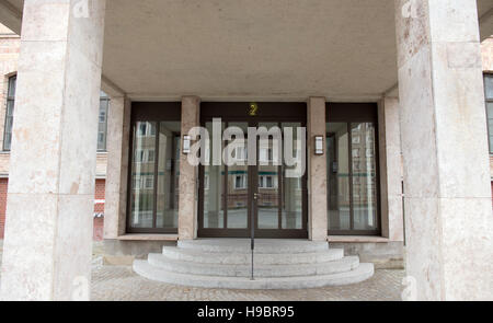 Berlin, Allemagne. 22 Nov, 2016. L'entrée de la soi-disant Forum Museumsinsel près du Musée de Bode est verrouillé, à Berlin, Allemagne, 22 novembre 2016. Selon les rapports, la société américaine Google est d'entrer dans ces bâtiments par la Spree l'année prochaine. Photo : Paul Zinken/dpa/Alamy Live News Banque D'Images