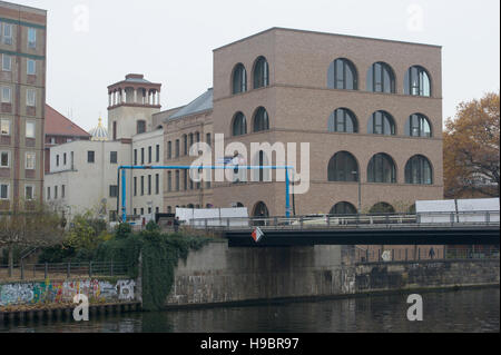 Berlin, Allemagne. 22 Nov, 2016. Les bâtiments dans le soi-disant Forum Museumsinsel près du Musée de Bode semblent être vide, à Berlin, Allemagne, 22 novembre 2016. Selon les rapports, la société américaine Google est d'entrer dans ces bâtiments par la Spree l'année prochaine. Photo : Paul Zinken/dpa/Alamy Live News Banque D'Images