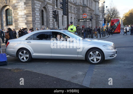 Londres, Royaume-Uni. 22 Nov, 2016. Stade pilotes Uber protester par centre de Londres demande au maire de Londres Sadiq Khan d'agir d'insister pour la société américaine de garantir le salaire minimum et la demande de protection réglementaire TFL Uber pilotes sur 22 Novembre 2016 dans le centre de Londres, au Royaume-Uni. Credit : Voir Li/Alamy Live News Banque D'Images