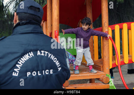 (161123) -- CHALKIS (Grèce), le 23 novembre 2016 (Xinhua) -- les enfants réfugiés jouer à un nouvel hébergement camp à la périphérie de Chalkida, 80 kilomètres au nord d'Athènes, Grèce, du 22 novembre 2016. Les autorités grecques ont inauguré le camp qui peut accueillir 160 familles dans le cadre des efforts visant à offrir plus d'aide et de meilleures conditions de vie à des milliers de réfugiés bloqués dans le pays. (Xinhua/Marios Lolos) (zjy) Banque D'Images